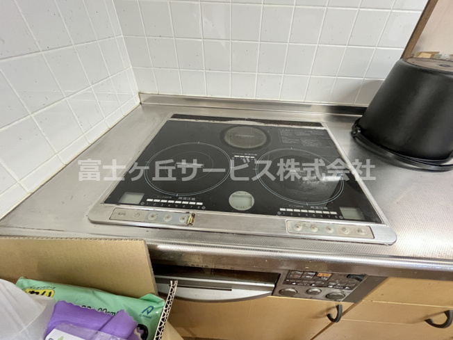 【キッチン】 | 磐田市城之崎　２キッチン中古住宅 | 3口IHクッキングヒーター