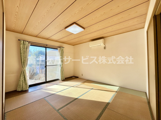 【和室】 | 磐田市城之崎　２キッチン中古住宅 | 陽当たりのいい8帖の和室です