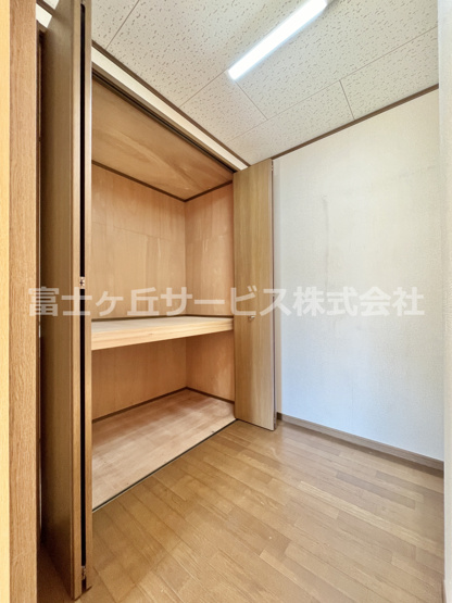 【収納】 | 磐田市城之崎　２キッチン中古住宅 | 和室横の納戸です
