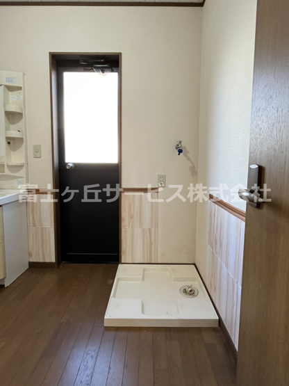 【ランドリースペース】 | 磐田市城之崎　２キッチン中古住宅 | 洗濯機置き場です