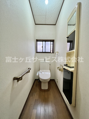 【トイレ】 | 磐田市城之崎　２キッチン中古住宅 | 1Fトイレです
