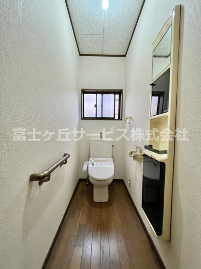 【トイレ】 | 磐田市城之崎　２キッチン中古住宅 | 1Fトイレです