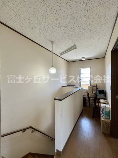 【その他】 | 磐田市城之崎　２キッチン中古住宅 | 階段上のホール