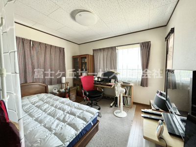 【居間・リビング】 | 磐田市城之崎　２キッチン中古住宅 | LDK南側は窓が大きく明るい陽射しが入ります