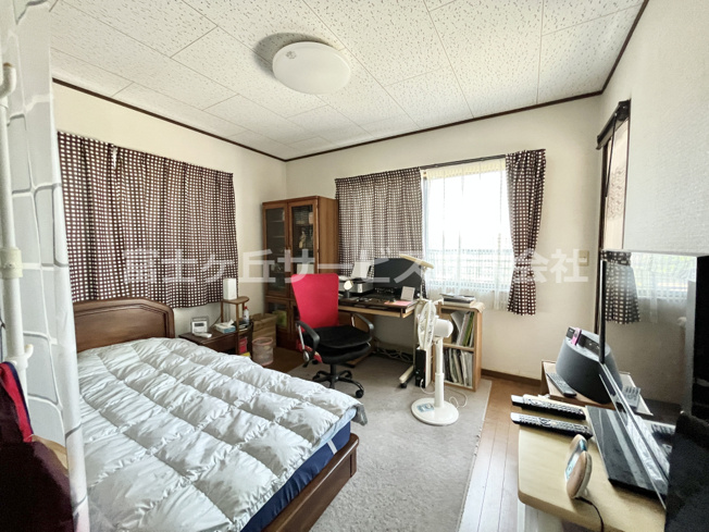 【居間・リビング】 | 磐田市城之崎　２キッチン中古住宅 | LDK南側は窓が大きく明るい陽射しが入ります