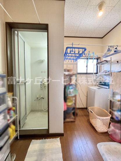 【脱衣所】 | 磐田市城之崎　２キッチン中古住宅 | 2階の脱衣場とシャワー室