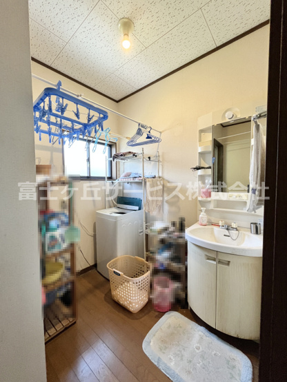【洗面所】 | 磐田市城之崎　２キッチン中古住宅 | コンパクトで使いやすい洗面所