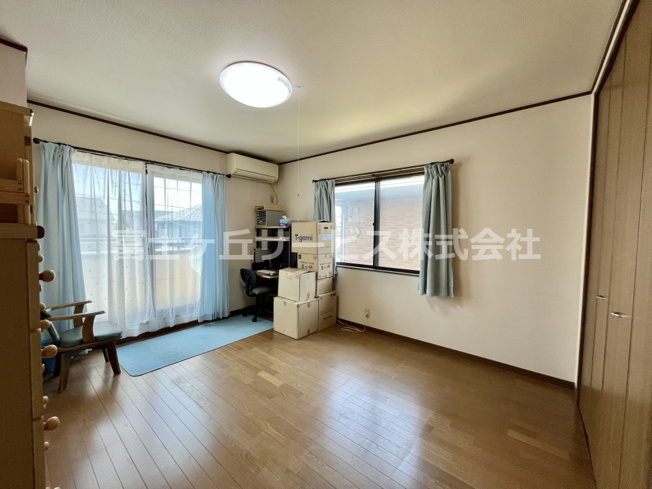 【洋室】 | 磐田市城之崎　２キッチン中古住宅 | 2階南側の洋室