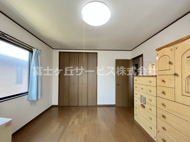 【洋室】 | 磐田市城之崎　２キッチン中古住宅 | 収納つきです