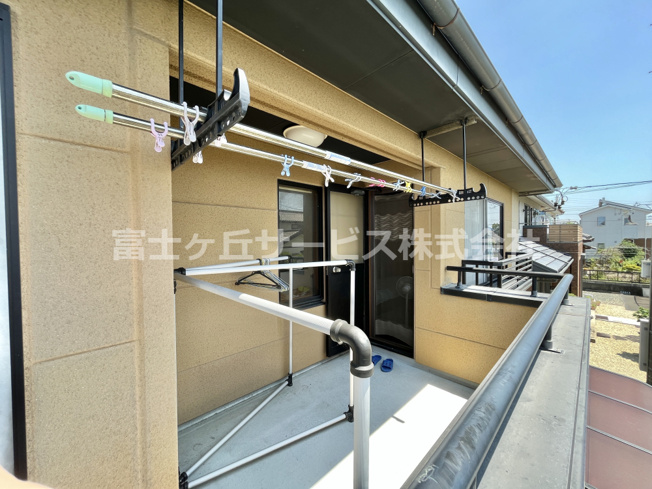 【バルコニー】 | 磐田市城之崎　２キッチン中古住宅 | 洗濯物が干せるバルコニー