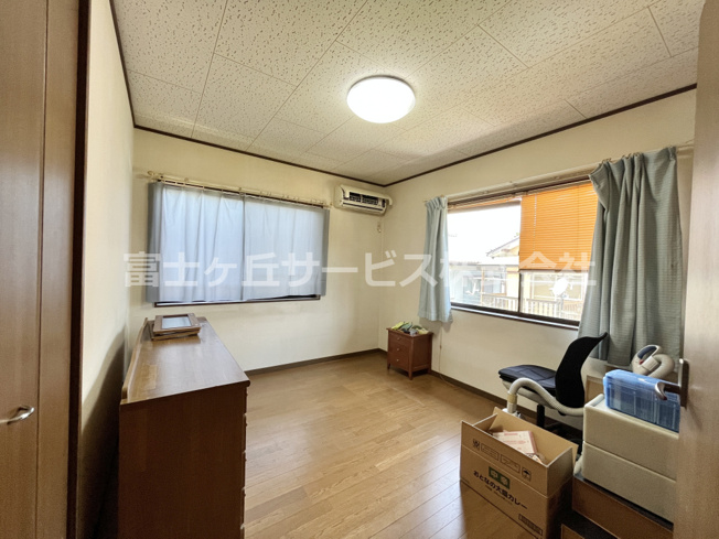 【寝室】 | 磐田市城之崎　２キッチン中古住宅 | 2階北側のお部屋