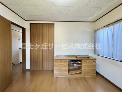 【寝室】 | 磐田市城之崎　２キッチン中古住宅 | 収納つきです