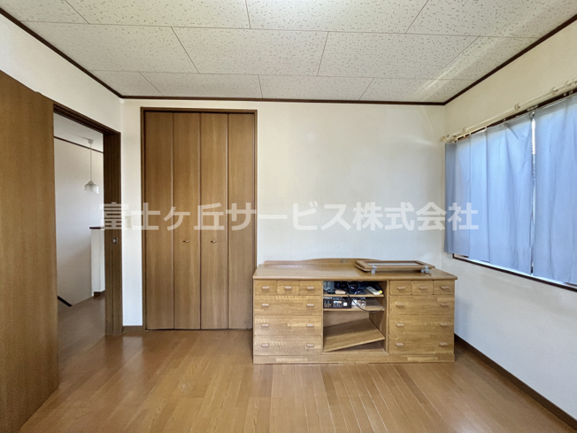 【寝室】 | 磐田市城之崎　２キッチン中古住宅 | 収納つきです