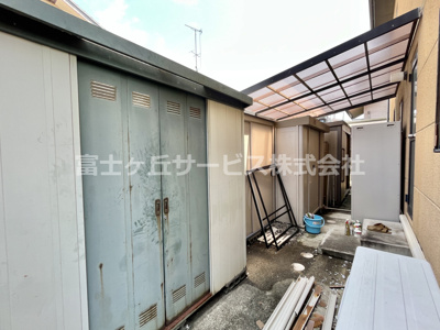 【収納】 | 磐田市城之崎　２キッチン中古住宅 | 勝手口の上には屋根があります、北側（家の裏側）のスペースも広くあります
