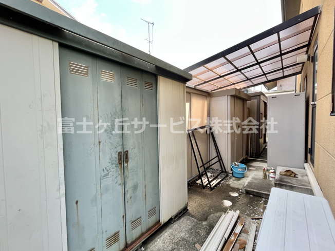 【収納】 | 磐田市城之崎　２キッチン中古住宅 | 勝手口の上には屋根があります、北側（家の裏側）のスペースも広くあります