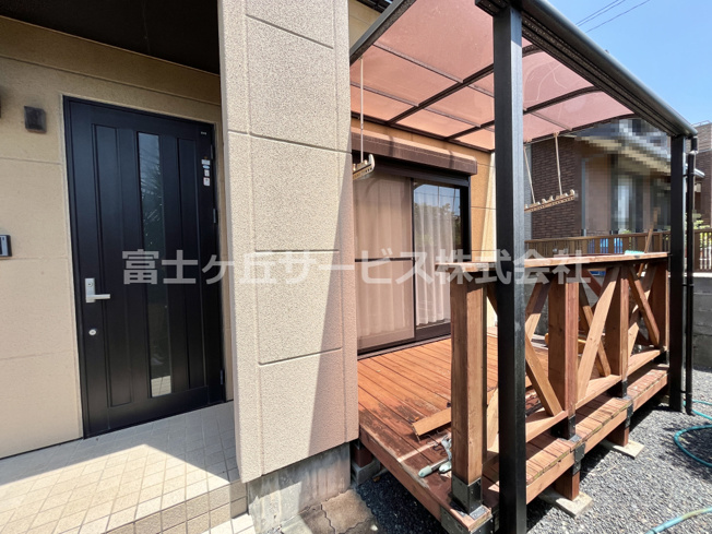 【エントランス】 | 磐田市城之崎　２キッチン中古住宅 | 玄関横はウッドテラスがあります