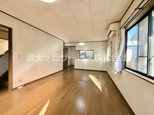 【居間・リビング】 | 磐田市城之崎　２キッチン中古住宅 | ゆったり過ごせる20.67帖のLDKです