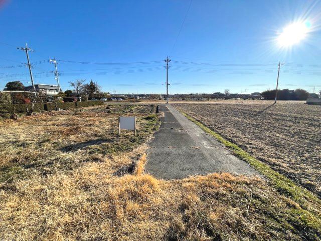 藤岡市岡之郷　中古700の前面道路含む現地写真