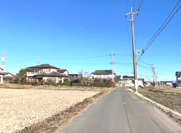 藤岡市岡之郷　中古700の前面道路含む現地写真