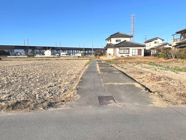 藤岡市岡之郷　中古700の前面道路含む現地写真