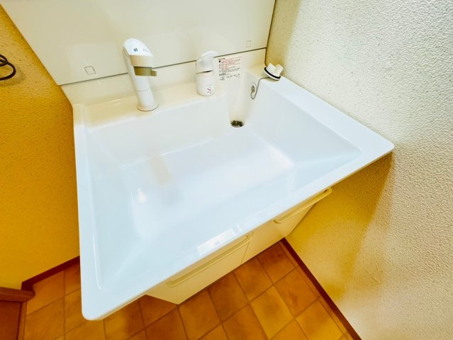 【独立洗面台】 | グランソアレ西町 | 朝の支度にも助かる、独立の洗髪洗面化粧台