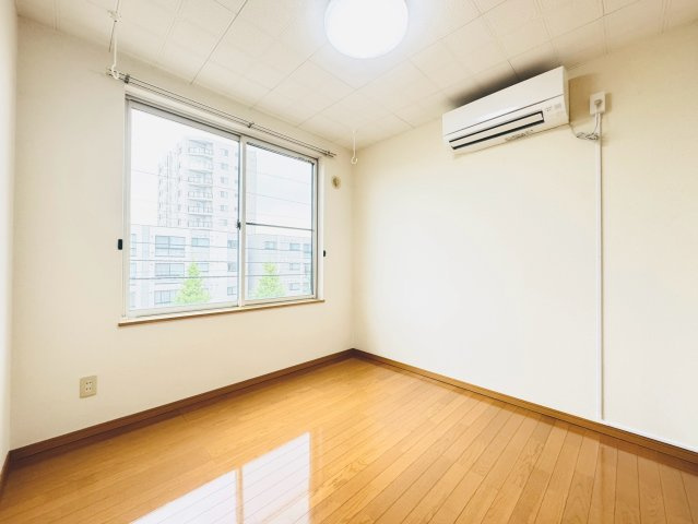 【洋室】 | グランソアレ西町 | 落ち着いた色調の洋室です
