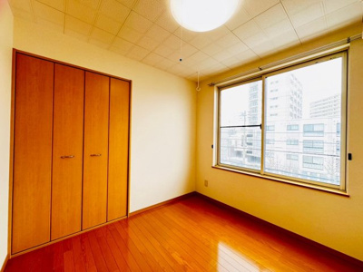 【寝室】 | グランソアレ西町 | 広くて明るい寝室
