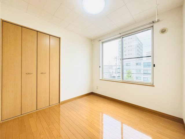 【寝室】 | グランソアレ西町 | 広くて明るい寝室