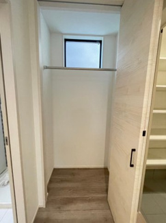 【収納】 | 鳳中町8丁　新築戸建て | 1階シューズインクローゼット横収納です
冬物のコート等を掛けられてはいかがでしょうか