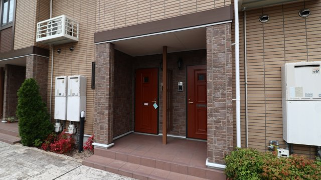 明石市大蔵谷奥のアパートのエントランス