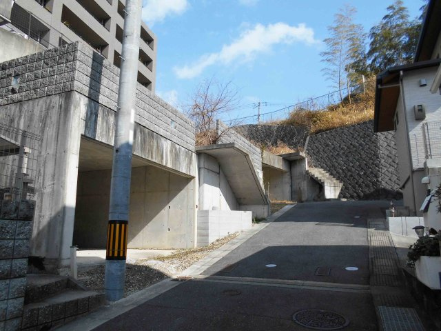 奈良市藤ノ木台１丁目の売地 全５区画の前面道路含む現地写真