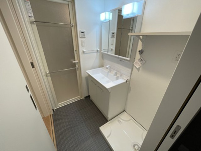 【独立洗面台】 | ラ・ピスタ | 別号室の写真になります。現況優先。