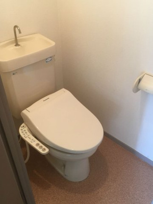 【トイレ】 | サンコーポ別府 | 別号室の写真になります。現況優先。