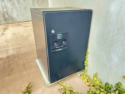 【エントランス】 | 東百合丘2丁目戸建て | 玄関には宅配BOXがあるので荷物の受け取りもスムーズに♪再配達を依頼する手間が省けます☆