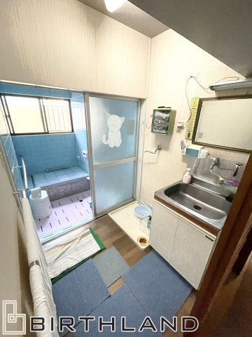 開成六丁目　中古戸建ての独立洗面台