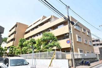 【外観】 | 青空によく映える建物です。手入れの行き届いた外壁やマンション正面エントランスなど、綺麗な姿をぜひ一度、現地にてご覧ください。～即日のご見学可能～　お問合せはお気軽にどうぞ。