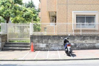 【駐車場】 | バイク置き場。空き区画の有無や駐輪料金、サイズおよび排気量規定などについては、改めてお問い合わせください。～即日のご見学可能～　お問合せはお気軽にどうぞ。