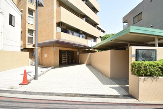 【エントランス】 | オートロックを備えた、マンションのエントランス。やはりセキュリティの観点は欠かすことができません。皆様を“安全”に送り出し、出迎えてくれます。～即日のご見学可能～　お問合せはお気軽にどうぞ。