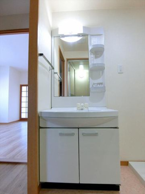 【洗面所】 | グランドハイツ | スペースが確保できる洗面所です※別号室の写真です