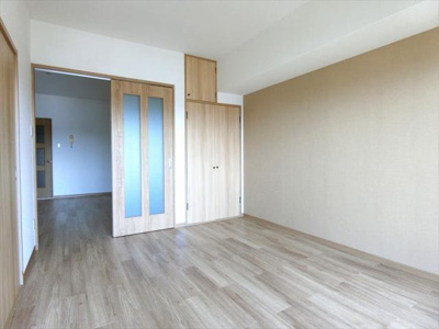 【内装】 | グランドハイツ | 明るい色調の室内です