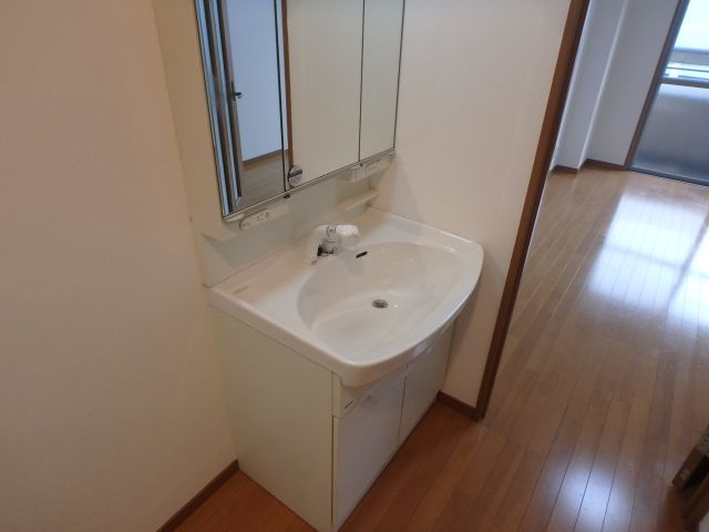 グランディ小阪の独立洗面台