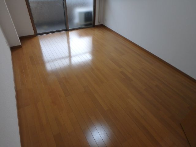 グランディ小阪の洋室