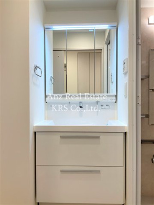 【洗面所】 | 藤の邸 京町堀 | うれしい三面鏡付きの縦型照明付き洗面台！ 