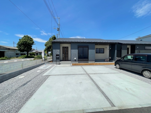 上里町七本木第５（全6棟）1号棟の外観|ナチュラルで飽きの来ないデザインは流行に左右されない家の形です。外構も綺麗に仕上がっています(^▽^)/
