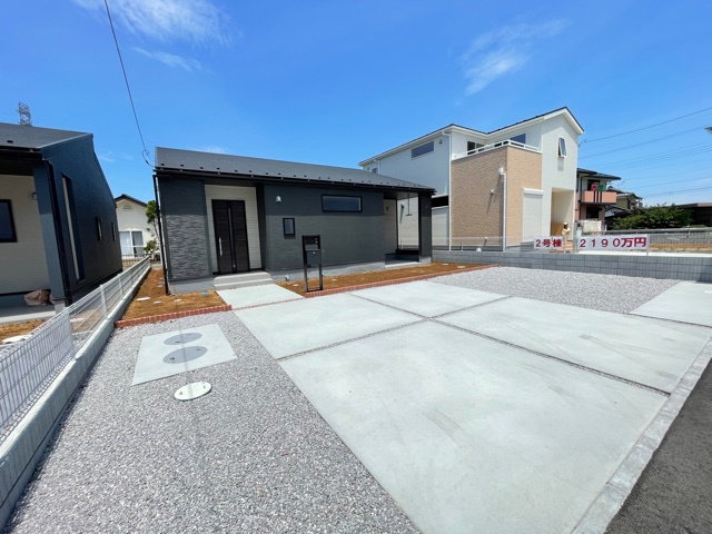 上里町七本木第５（全6棟）2号棟の外観|隣地との距離も保ちながらも綺麗な街並みに溶け込みました！
駐車スペースやお庭も十分に確保しています！