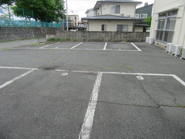 アルモ小白川の駐車場