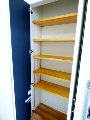 【設備】 | グランコムメゾン南中川 | シューズボックスの棚は可動式。ロングブーツでもしっかり収納。