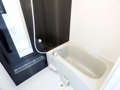 【浴室】 | グランコムメゾン南中川 | 縦長の大きな鏡はシャワーのみ派の人でも使いやすいですよ。