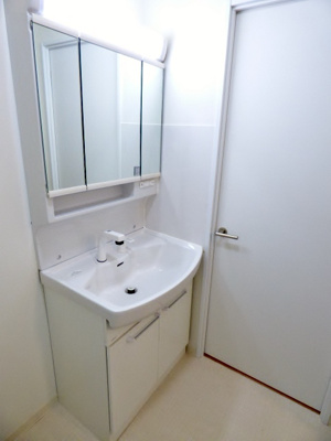 【洗面所】 | グランコムメゾン南中川 | 独立洗面台は鏡が３面あるワイドタイプ。水もこぼれにくいです。