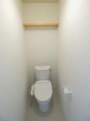 【トイレ】 | グランコムメゾン南中川 | 温水洗浄便座で快適。上部に棚もあり、芳香剤等置きやすいです。